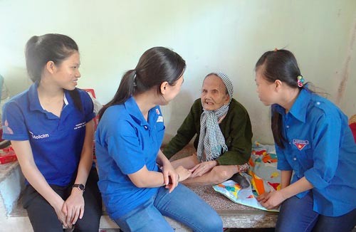 Volunteers are talking to a senior people at a center ( Photo: SGGP) Volunteers are talking to a senior people at a center ( Photo: SGGP)